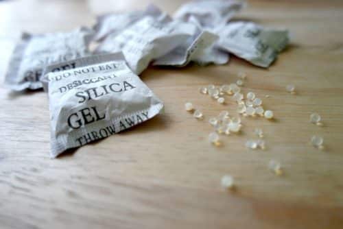 10 raisons de garder les sachets anti humidité vendus avec les chaussures