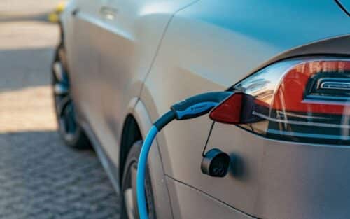 Les voitures électriques dépassent l&rsquo;essence en Europe pour la première fois de l&rsquo;histoire