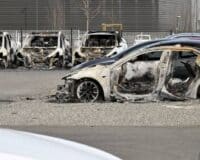 Des Tesla incendiées près de Toulouse : des anarchistes revendiquent l&rsquo;attaque contre le constructeur