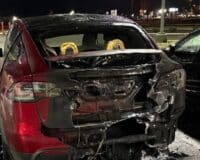Une concession Tesla visée par un cocktail Molotov, les opposants d&rsquo;Elon Musk se radicalisent