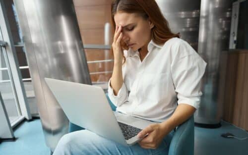 L’IA remplace déjà des salariés en France : 290 000 postes menacés dans ce secteur clé