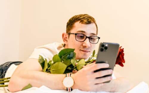 Des gens tombent amoureux de ChatGPT et OpenAI s’inquiète de ce comportement