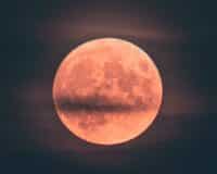 Pleine Lune des Fraises : voici quand le ciel s’embrasera, mais pourquoi ce nom ?