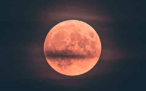 Pleine Lune des Fraises : voici quand le ciel s’embrasera, mais pourquoi ce nom ?
