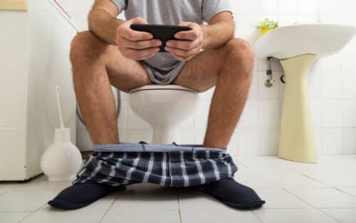 Après 30 minutes aux toilettes avec son smartphone, il finit paralysé et ça peut vous arriver