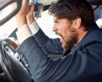 Fou de rage, il fonce en Tesla sur l&rsquo;entreprise de son employeur après une violente dispute