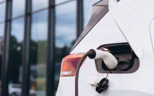 La voiture électrique devient nettement moins chère que l’essence en Europe