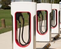 Virés par Elon Musk, ils défient Tesla avec leur réseau de recharge ultra-rapide
