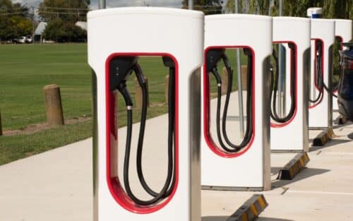 Virés par Elon Musk, ils défient Tesla avec leur réseau de recharge ultra-rapide