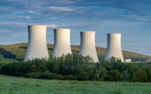 10 réacteurs nucléaires pour faire fonctionner ChatGPT, l’IA face à une crise énergétique