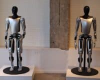 Elon Musk jette un froid sur les attentes : le robot Optimus ne sera pas dans nos maisons en 2026