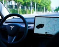 Tesla dit que sa conduite autonome est sûre, réalité ou nouveau mensonge d&rsquo;Elon Musk ?