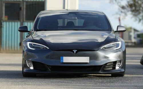 Payer pour écouter de la musique dans votre Tesla ? C’est plus compliqué que ça