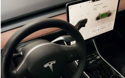 Vous avez une Tesla et un iPhone ? Elon Musk veut ajouter CarPlay à ses véhicules électriques