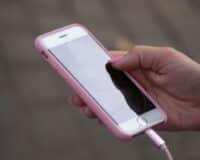 Une adolescente meurt électrocutée dans son bain alors qu’elle charge son téléphone