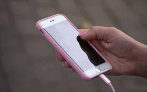 Une adolescente meurt électrocutée dans son bain alors qu’elle charge son téléphone