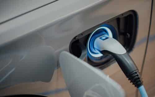 41 % moins cher que l’essence : la voiture électrique prend sa revanche grâce à la recharge rapide