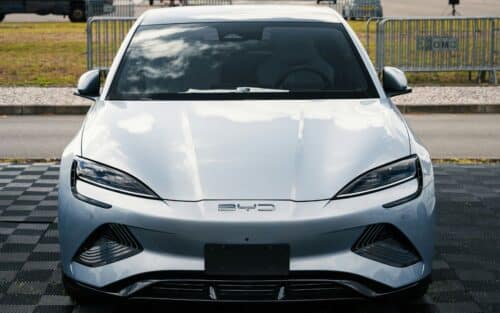 Tesla vs BYD : qui va gagner la bataille de la voiture électrique en Europe ?