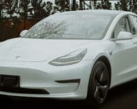 Poignées défaillantes, occupants piégés : la Chine force Tesla et ses concurrents à revoir le design de leurs voitures électriques