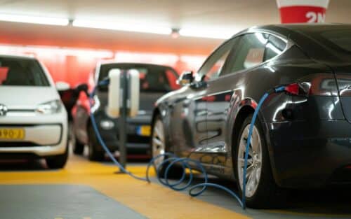 Vers une taxe au kilomètre pour les voitures électriques ? La France y pense sérieusement