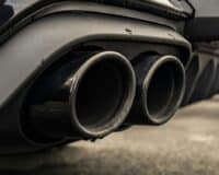 Avec l’assouplissement des objectifs 2035 par l’Europe, les anti-électriques se frottent les mains