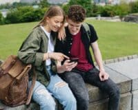 WhatsApp, Fortnite, Roblox : l’interdiction des réseaux sociaux aux moins de 15 ans ne vise pas que TikTok