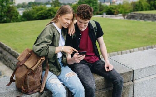 WhatsApp, Fortnite, Roblox : l’interdiction des réseaux sociaux aux moins de 15 ans ne vise pas que TikTok