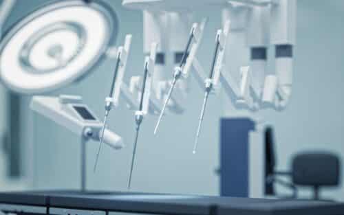 Des puces Neuralink seront implantées à la chaîne par des robots chirurgiens dès 2026