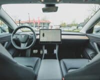 Une Tesla Model Y s&rsquo;éteint brutalement en pleine charge et piège sa propriétaire à l&rsquo;intérieur
