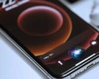 Apple repousse Siri boosté à l&rsquo;IA : trop lent et trop buggé, l&rsquo;assistant n&rsquo;est pas à la hauteur