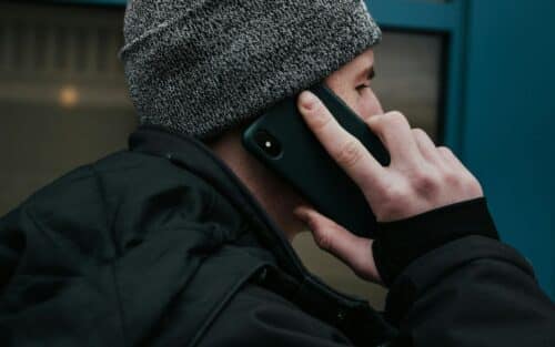 « Présomption de culpabilité » France Travail coupera vos aides sur simple suspicion en espionnant vos appels