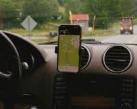 Peut-on utiliser son GPS de smartphone au volant sans risquer d’amende ? Ce que dit vraiment la loi