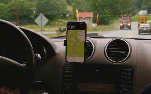 Peut-on utiliser son GPS de smartphone au volant sans risquer d’amende ? Ce que dit vraiment la loi