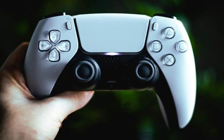 Approcher sa carte bancaire d&rsquo;une manette PlayStation pour payer, la nouvelle idée de Sony