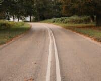 Fini les lignes blanches sur la route ? Pourquoi ce nouveau marquage va révolutionner la conduite