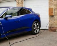 +45 % en deux ans : pourquoi l’assurance des voitures électriques augmente plus que celle des thermiques