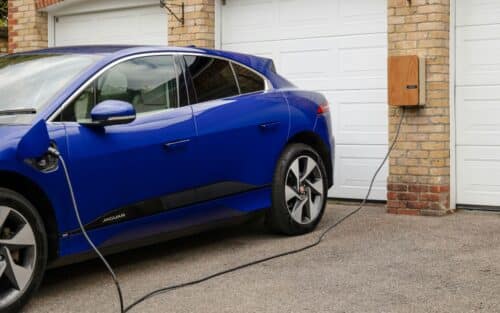 +45 % en deux ans : pourquoi l’assurance des voitures électriques augmente plus que celle des thermiques