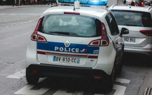 « On peut jouer à ce jeu aussi » : la police détourne Waze pour piéger les automobilistes