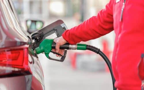 Détroit d’Ormuz fermé, baril à 103 dollars : la crise pétrolière s’aggrave et va coûter cher à la pompe