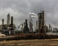 Les prix du pétrole et du gaz flambent après les frappes contre l’Iran : vers un nouveau choc énergétique ?