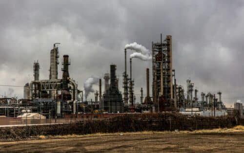 Les prix du pétrole et du gaz flambent après les frappes contre l’Iran : vers un nouveau choc énergétique ?