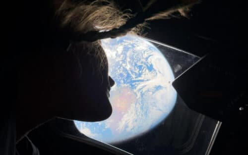 Artemis II bat le record de distance pour un vol habité, les astronautes dépassent Apollo 13