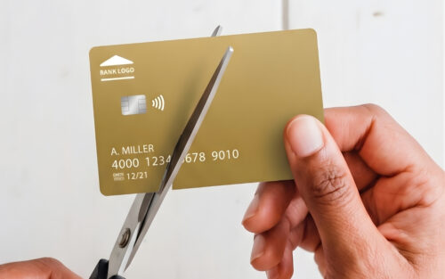 Carte bancaire périmée : couper la puce aux ciseaux peut libérer un gaz toxique