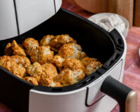 Airfryer ou poêle : voici lequel libère le plus de particules fines