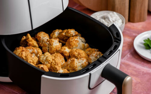 Airfryer ou poêle : voici lequel libère le plus de particules fines
