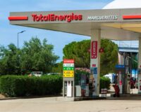 TotalEnergies menace de faire flamber le prix du carburant en cas de taxe sur ses superprofits