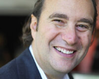 « Totalement débile » : Xavier Niel sait que les ados contourneront l’interdiction des réseaux sociaux