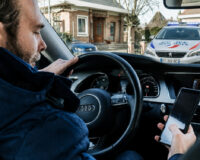 Si vous utilisez une fois votre smartphone au volant, un arrêté autorise la saisie du permis de conduite