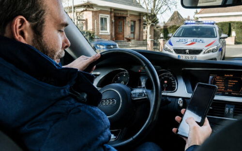Si vous utilisez une fois votre smartphone au volant, un arrêté autorise la saisie du permis de conduite