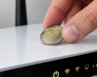 Poser une pièce de monnaie sur la box Wi-Fi : une fausse bonne idée qui peut perturber le signal